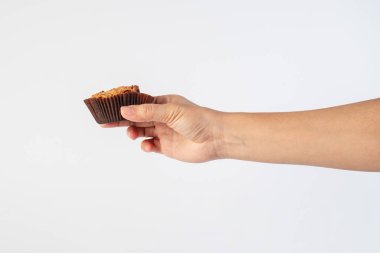 Şekerli pasta, ev yapımı karamelli, fındıklı, çikolatalı pasta fırını ve beyaz arka planda el yapımı..