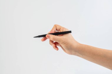 Beyaz arka plana karşı elinde siyah bir kalem.