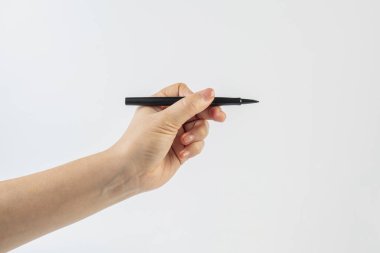 Beyaz arka plana karşı elinde siyah bir kalem.