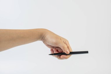 Beyaz arka plana karşı elinde siyah bir kalem.