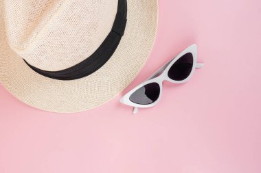 Havlu çerçeveli ve yaz aksesuarlı kumsal manzarası. Fotokopi alanı ile renksel arkaplanı yumrukla.