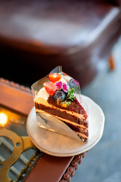 Limonata ile kaplanmış güzel bir yaban mersinli kek tabakta servis edilir, arkaplan olarak da kafe..