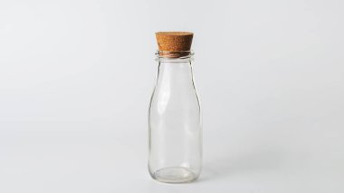Beyaz arka planda cam şişeyi temizle.