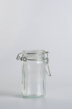 Beyaz arka planda cam şişeyi temizle.