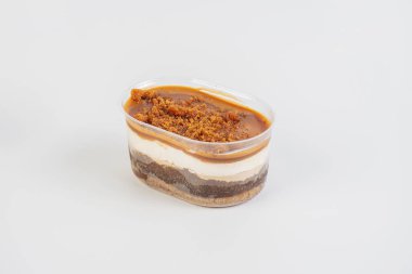 Üç katmanlı kekin üstüne çıtır çıtır kek..