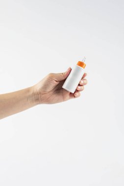 Güneş kremi ve serum da dahil olmak üzere beyaz ürünler, beyaz arkaplandaki kozmetik ürünlerdir..