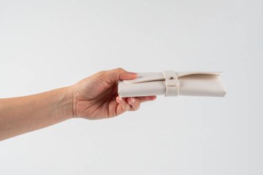 Beyaz bir arka planda beyaz bir gözlük kılıfı..