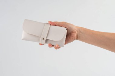 Beyaz bir arka planda beyaz bir gözlük kılıfı..