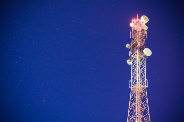 Yıldızlı gece televizyon kulesi
