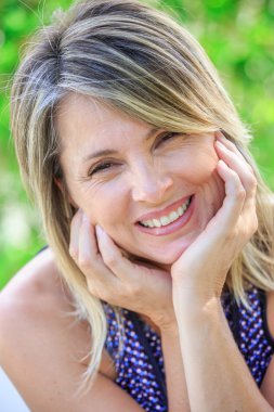 Parkta güzel sarışın kadın portresi