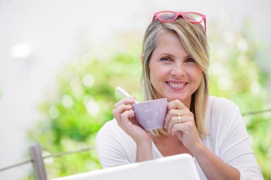 Kahve molası, onu Bahçe evde çalışma çekici olgun sarışın