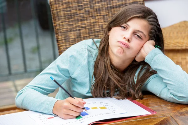 Piękna dziewczyna student odrabianie pracy domowej bez motywacji — Zdjęcie stockowe