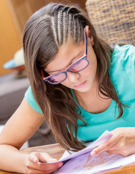 Bir güzel öğrenci kız evde ödev closeup — Stok fotoğraf