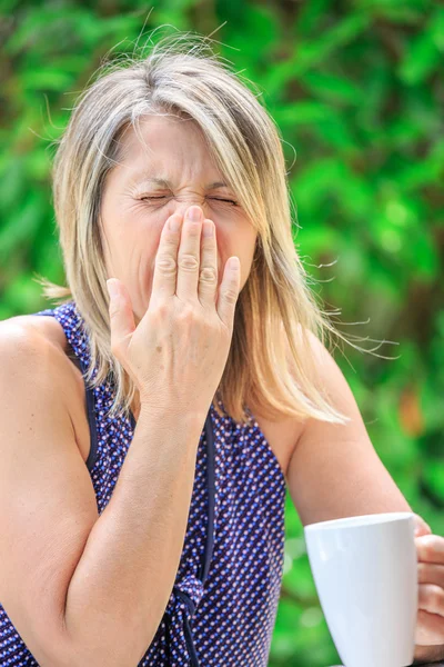 Wanita minum teh dan bersin karena alergi dengan b hijau — Stok Foto