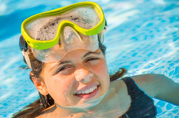 Красивый портрет молодой улыбающейся девушки в воде с маской для погружения на голове — стоковое фото