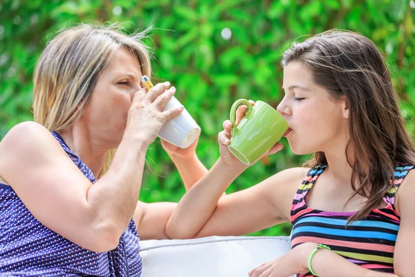 Anne ve kızı çay içme evde rahatlatıcı — Stok fotoğraf