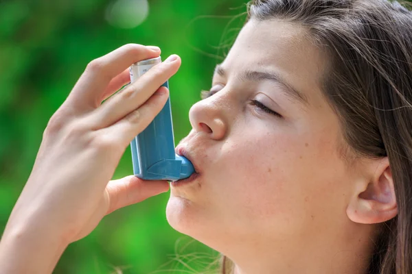 Potret seorang gadis menggunakan inhaler asma — Stok Foto