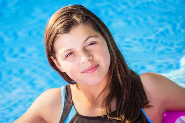 Ritratto ravvicinato di ragazza carina in piscina — Foto Stock