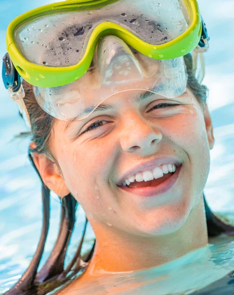 Bellissimo ritratto di giovane ragazza sorridente in acqua con maschera subacquea gialla sulla testa — Foto Stock