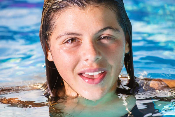 Улыбающаяся девушка расслабляется в бассейне — стоковое фото