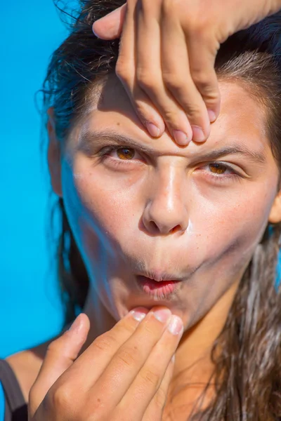 Захистити сонцезахисний крем, нанесений на обличчя експресивної молодої дівчини — стокове фото