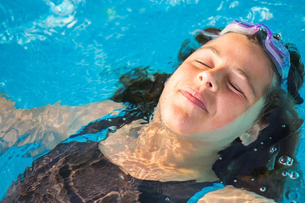 Ritratto di ragazza carina rilassante in piscina — Foto Stock