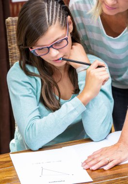 Pisagor teoremi ile sarışın öğretmen matematik dersleri alarak güzel öğrenci kız