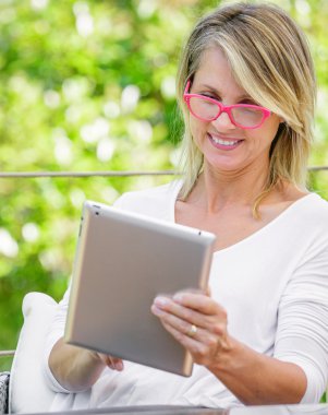 güzel kadın bir dijital tablet vasıl arıyor