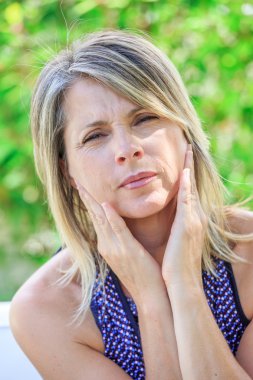 çekici kadın diş güçlü ağrı acı