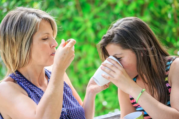 Anne ve kızı çay içme evde rahatlatıcı — Stok fotoğraf