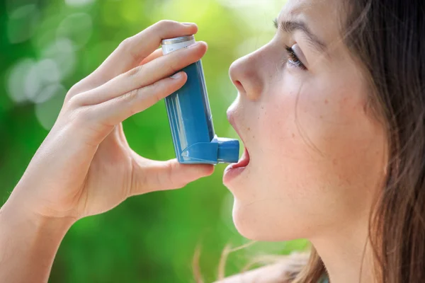 Retrato de una niña que usa inhalador de asma — Foto de Stock