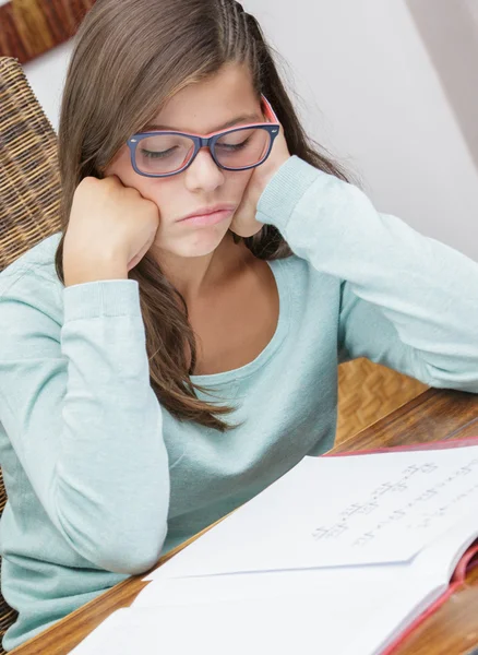 Piękna dziewczyna student odrabianie pracy domowej bez motywacji — Zdjęcie stockowe