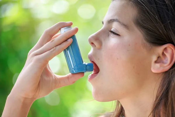 Портрет дівчини з використанням інгалятора астми — стокове фото