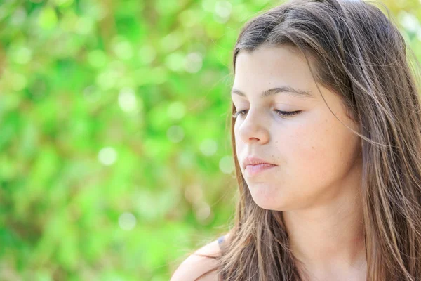 Retrato de chica adolescente bonita con hermoso pelo largo marrón aislado sobre fondo verde —  Fotos de Stock