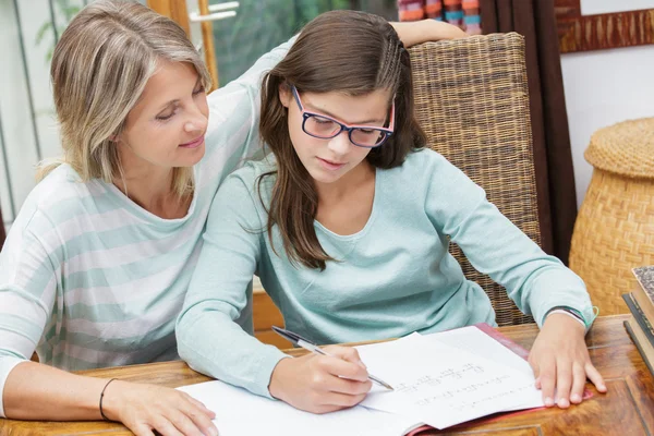 Pretty student girl taking tutoring courses with beautiful blond teacher — Stock Photo, Image