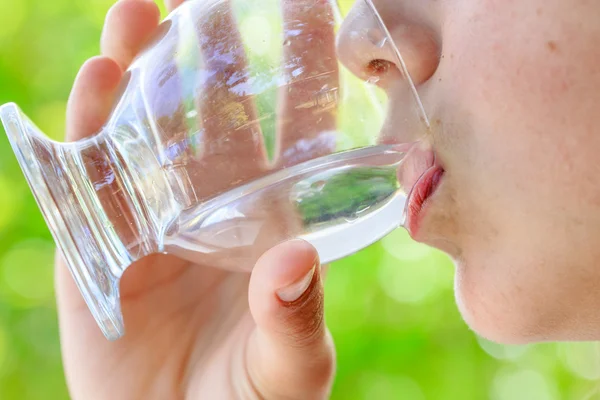 Closeup dari seorang gadis muda yang sehat minum segelas air luar ruangan — Stok Foto