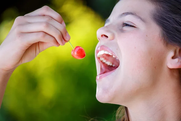 Dítě jíst cherry — Stock fotografie