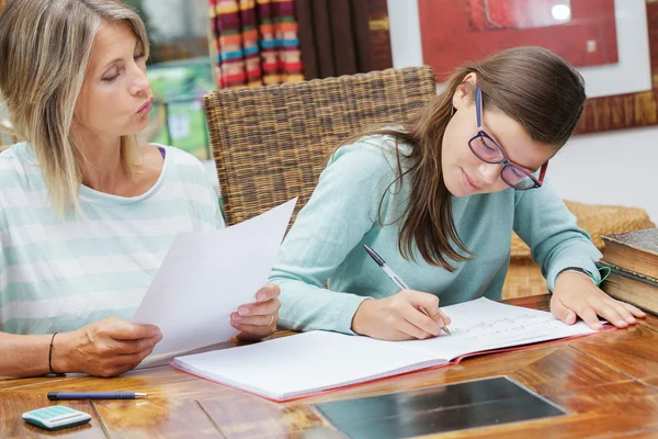 Pretty student girl taking tutoring courses with beautiful blond teacher — Stock Photo, Image