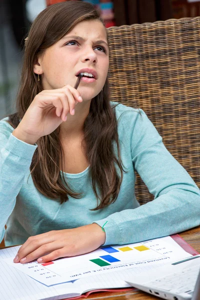 Красива дівчина студент робить своє домашнє завдання панічно — стокове фото