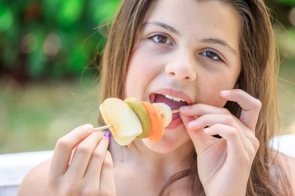 Krásné dospívající s barevné oblečení, jíst čerstvé ovoce v g — Stock fotografie