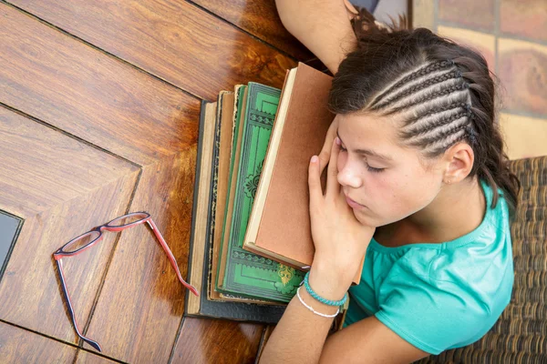 Öğrenci Kız uykuda bir kütüphanede kitap yığını üzerinde — Stok fotoğraf