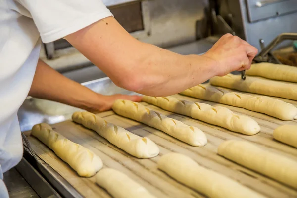 Panadero haciendo pan con sus manos — Foto de Stock