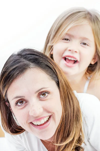 Zbliżenie uśmiechający się młoda kobieta, grając z dzieckiem na białym tle — Zdjęcie stockowe