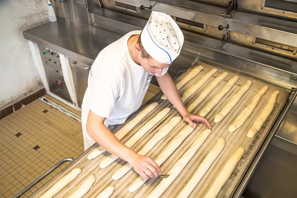 Bakker brood met zijn handen maken — Stockfoto