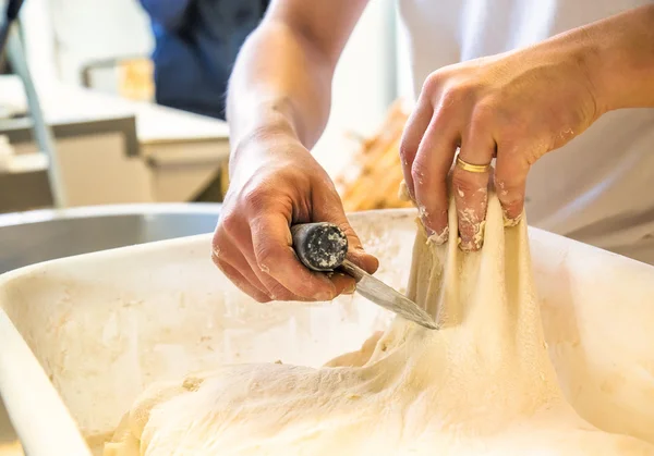 Производство хлебобулочных изделий в пекарне — стоковое фото
