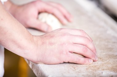Yakın çekim yoğurma ve hamur şekillendirme bir fırıncı el