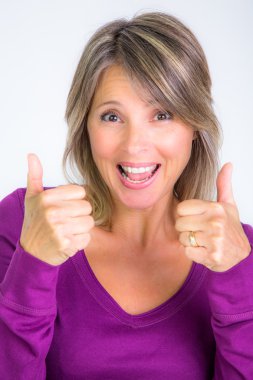 Bu gülümseyen güzel kadın Tamam inç beyaz arka plan ile diyor