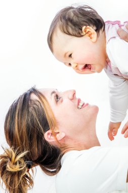 Bebeğini beyaz arka plan üzerinde gülümseyen bir genç kadınla Close-Up