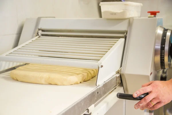 Fabricación de productos de panadería en panadería — Foto de Stock