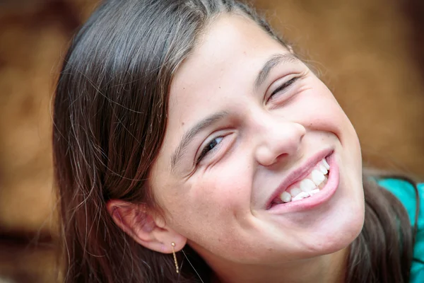Hezká dívka s úsměvem s plnou pusou — Stock fotografie